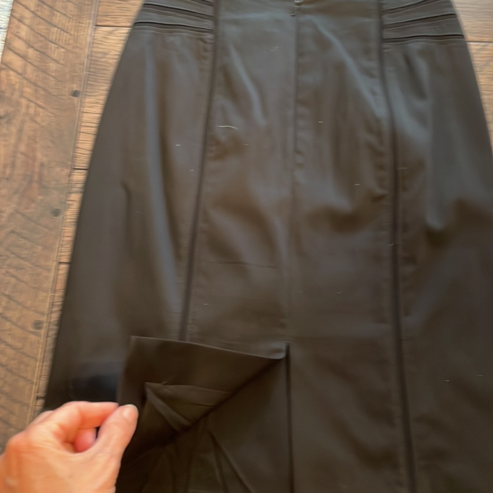 WHBM straight A-lined skirt with a slight back slit. Size 0. - Picture 2 of 3